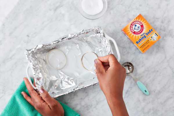 làm sạch trang sức bạc bằng baking soda