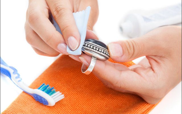 Mẹo làm sạch trang sức bạc