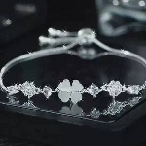 Vòng tay nữ họa tiết cỏ bốn lá