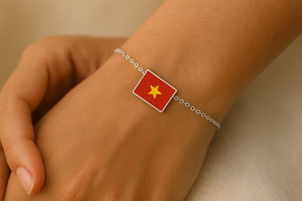 Vòng tay với charm quốc kỳ Việt Nam