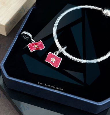 Charm cờ đỏ sao vàng trưng bày trong cửa hàng bạc